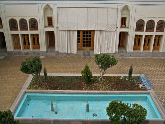 نمایی از خانه کدخدایی در همسایگی همان خانه که توسط شهرداری مرمت و و برای دفتر سازمان نوسازی و بهسازی شهر اصفهان در نظر گرفته شد. این خانه افسوسی است برای آن چه از دست رفته و بارقه امیدی برای آن چه مانده.