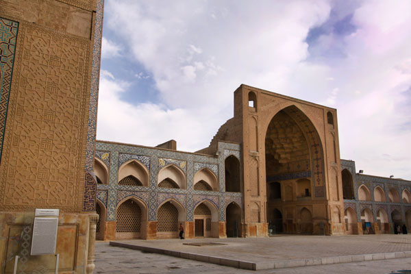 ایوان شرقی (صفه شاگرد) ؛ ایوان شرقی در دوره دوم حکومت سلجوقیان و احتمالا در زمان «سلطان سنجر» ساخته شده است و برای ساخت آن بخشی از شبستان ستون‌دار دوره آل بویه را خراب کرده‌اند. هرچند که در زمان ایلخانانِ مغول و صفویه، فضای داخلی ایوان شرقی دچار تغییرات گسترده شد اما این ایوان بیش از سایر ایوان‌ها، خصوصیات دوره سلجوقی را حفظ کرده است. می‌گویند ایوان شرقی بوسیله شاگرد همان استادی ساخته شد که ایوان غربی مسجد را ساخته بود؛ بنابراین، صفه شاگرد نامیده می‌شود. 