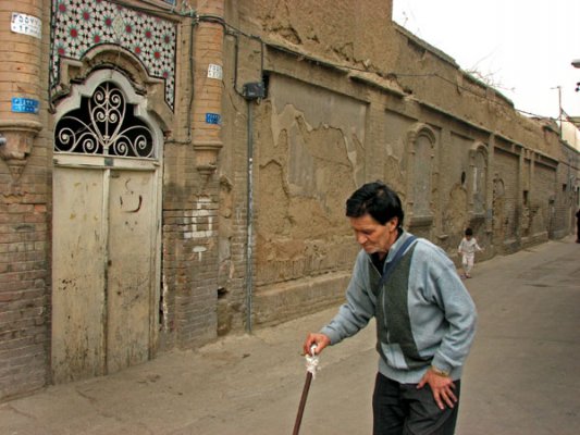 در کوچه های فرعی گذر امامزاده یحیی، فراوان به سردرهای شکوهمند خانه های قدیمی برمی خوری و یادت می آید که این یکی با ۷۷ سال عمر، لوکیشن فیلم سرب اثر مسعود کیمیایی بود.