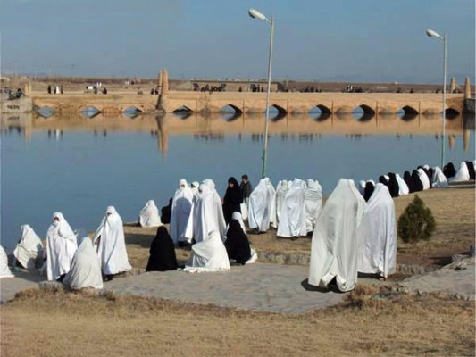 همایشی با عنوان تالاب گاو خونی  در چند کیلومتری شهر ورزنه و کنار تالاب بر گزار شد که در این همایش از زنان شهر خواسته شده بود با چادر سفید در همایش شرکت کنند. زنان چادر سفید به نشانه حمایت از حیات این تالاب با چادر سفید در کنار تالاب حاضر شدند.