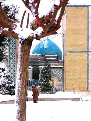 این هم نمایی از گنبد فیروزه‌ای مسجد در یک روز برفی