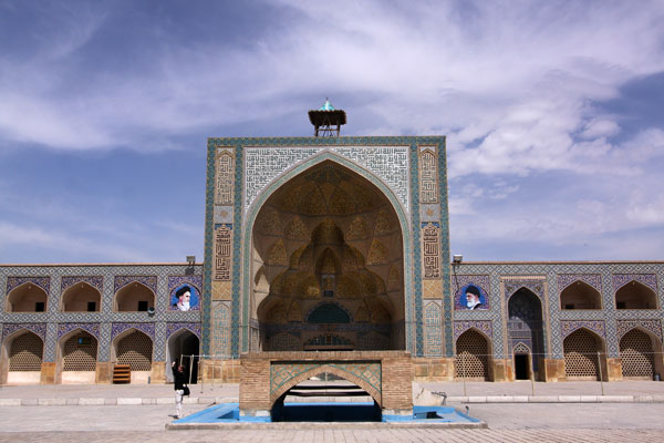 ایوان غربی (صفه استاد) ؛ ایوان غربی احتمالا همزمان با ساخت ایوان شرقی بنا شده است اما فضای کنونی آن به شدت متأثر از دگرگونی‌های دوره صفوی است. طبق یک روایت قدیمی، سازنده ایوان غربی، استاد کسی بود که ایوان شرقی مسجد را ساخت. از این رو به صفه استاد شهرت یافت.