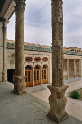 خانه امین التجار، قاجاریه، سده ۱۹ میلادی<br />
این خانه یکی از بزرگ ترین و کامل ترین خانه های قاجاری اصفهان است که برای تبدیل به مهمانسرا مرمت شده است.