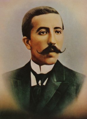 این عکس را حسن مستوفی در سن ۲۷ سالگی از پاریس برای مادرش فرستاده و زیر آن نوشته است: "به یادگار تقدیم حضور مادر مهربانم نمودم. جمعه پانزده شعبان ۱۳۱۸ق"