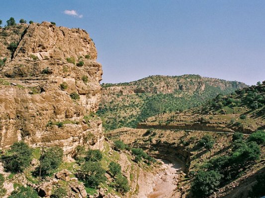 In the northwest of the province on the Ilam to Kermanshah road, we pass the daunting western walls of the Zagros range, ‘Eyvan-e Gharb’. In wartime, Iraq’s army reached as far as these cliffs, but was prevented from advancing further and then retreated.