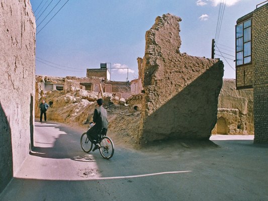 محله جماله یکی از نابسامان ترین محله‌های تاریخی اصفهان با خانه‌های تاریخی ارزشمند است. با این حال، رها شدن و تخریب تدریجی برخی از خانه‌ها خرابه‌های وسیعی را پدید آورده و جایگاه مناسبی برای بزهکاران و معتادان شده است.<br />

