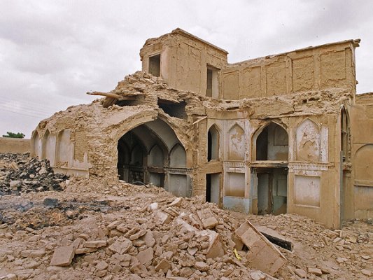 خرابه‌های یک خانه صفوی در مرکز اصفهان. این خانه با وجود ثبت در فهرست آثار ملی تخریب شد. این نوع تخریب‌های عمدی اغلب با انگیزه‌های اقتصادی انجام می گیرد.