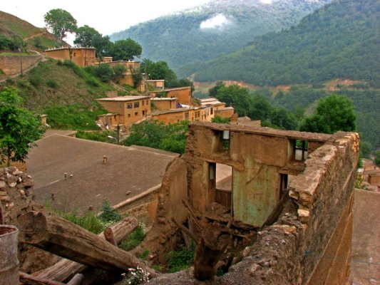 این که بیشتر خانه هاى مخروبه در بخش هاى مرتفع ماسوله جاى گرفته اند، اتفاقى نیست. در زمستان هاى سرد و پربارش روستا، کوچه هاى شیب دار و پرپله گل آلود مى شوند و تردد در آن ها طاقت فرساست. به همین نسبت، حمل مصالح به بالادست روستا و بازسازى خانه ها کار دشوارى است.