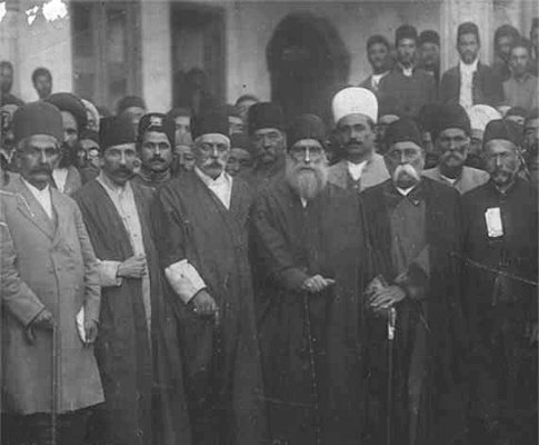 حسن مستوفی در اوایل سلطنت احمد شاه قاجار. به ترتیب از چپ به راست: سردار اسعد بختیاری، حسن مستوفی، فرمانفرما، عضدالدوله (نایب‌السلطنه احمد شاه)، عین الدوله، میرزا ولی خان تنکابنی