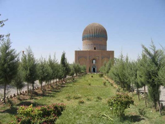 گنبدی که نیمِ کمتر کاشی‌های آن برجا است، واسط خوش‌رنگی میان باغچه‌ی چمن‌پوش گذرگاه و آسمان آبی نیمروز هرات است.