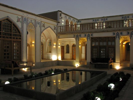 هتل سنتی اصفهان، صفوی، سده ۱۷ میلادی<br />
این هتل، خانه نیمه ویرانی بود که در چارچوب جلب مشارکت بخش خصوصی برای سرمایه گذاری در بخش میراث فرهنگی و گردشگری، مرمت و تبدیل به مهمانسرا شد.