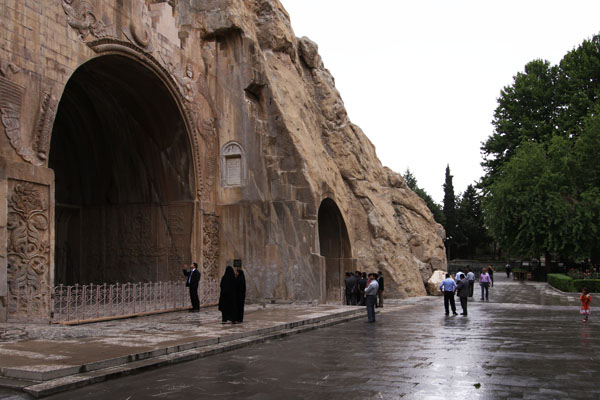 نام تاق بستان برگرفته از دو تاق سنگی بزرگ است که به روزگار ساسانیان در دل کوه کنده‌اند. در زبان کردی آن را تاق وَه سان می‌خوانند که به معنی تاق سنگی است. اما هرتسفلد، باستان شناس آلمانی و کاوشگر تخت جمشید، بستان را برگرفته از واژه بسطام (ویست خم/ ویستهم) به معنی شهر یا روستای دارای آتشکده بزرگ دانسته است.