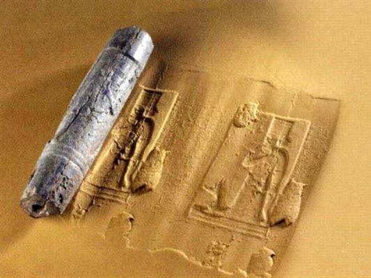 مهر استوانه ای مردوخ، خدای بابل. پرستش او در زمان حمورابی به اوج رسید. این خدا در چهره های مختلف خود، جانشین زمین–خدای سومری بود. 