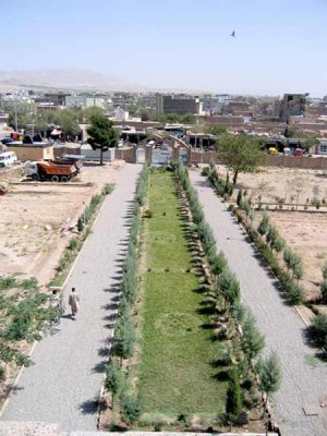 دو گذرگاه ریگ‌ فرش با چمن‌زاری در میان، زائران کم‌شمار مزار گوهرشاد را از خیابان به گنبدخانه مدرسه‌اش می‌رساند.