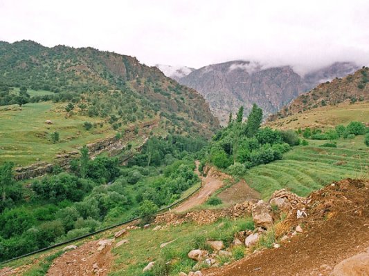 <br />
We now have to drive east towards the central parts of the province, to ‘Darreh Shahr’ and its historic remains. Along the way, in a high pass through ‘Kolm’, we catch a glimpse of the majesty and splendour of the mountain ‘Kabir Kuh’.