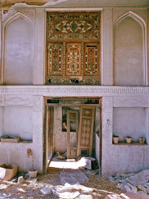 نمایی از  اتاق شاه نشین خانه حیدری که پنجره گره چینی آن سالم مانده است. این نوع در و پنجره‌ها بهای بسیار زیادی دارند و به همین دلیل حتی پیش از تخریب خانه، از جا کنده و فروخته می شوند.<br />
