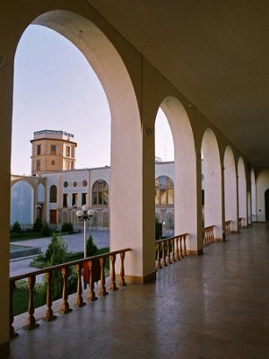 خانه ظل السلطان، قاجاریه، سده ۱۹ میلادی<br />
ظل السلطان فرزند بزرگ ناصرالدین شاه و حاکم اصفهان بود که بسیاری از کاخ های صفویه مانند آیینه خانه و عمارت نمکدان را با خاک یکسان کرد. خانه او اکنون به موزه هنرهای معاصر اصفهان تبدیل شده است.