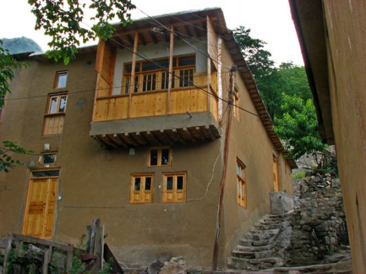 ثروتمندان غیر بومى در جاى خانه کوچندگان، ویلاهایى را بنا مى کنند که هیچ سنخیتى با معمارى بومى ندارد. این گونه خانه ها که با مصالح و شیوه هاى بوم آورد ساخته نمى شوند، با اقلیم روستا هماهنگ نیستند و خصوصا در برابر سرما و رطوبت تاب نمى آورند. ظاهر بزک کرده شان نیز وقتى لو مى رود که با نمونه هاى اصلى –و به قول امروزى ها ارجینال- مقایسه شوند.