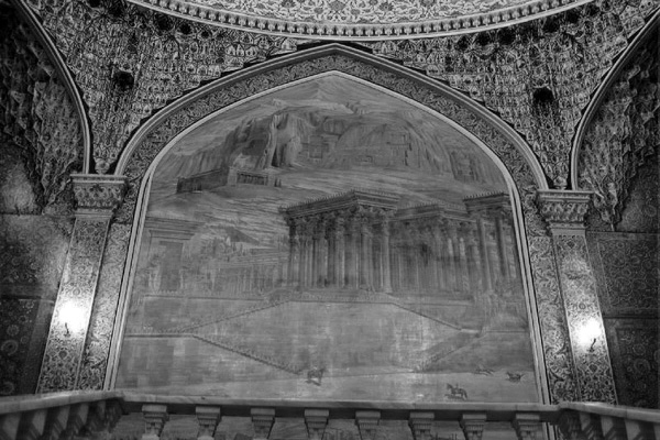 نقش تخت‌جمشید بر دیواره کاخ مرمر تهران متعلق به رضاشاه. نقش تخت‌جمشید در این کاخ در نسبت با نقش دیگری که روبرویش کشیده بودند، معنا پیدا می کرد. 