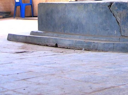 سنگ قبرهای بزرگ نیز از شکستگی‌های بزرگ محفوظ نمانده است.