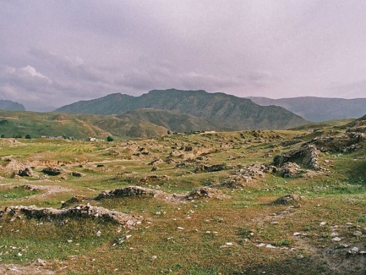 Where the northern foothills of Kabir Kuh finish, we see the remnants of the historic city, ‘Darreh Shahr’. It was a large city spread over about 200 hectares and founded in the late Sassanian or early Islamic periods. It was destroyed in a strong earthquake around the 10th or 11th centuries A.D.