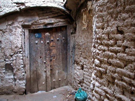 درب یک خانه صفوی در انتهای کوچه ای بن بست. این کوچه‌ها به علت خالی و نیمه ویران بودن خانه‌ها مخوف جلوه می کنند.