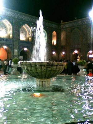 آب‌نمای نوساز میان مسجد چشم‌انداز بدیعی را به آن بخشیده است.