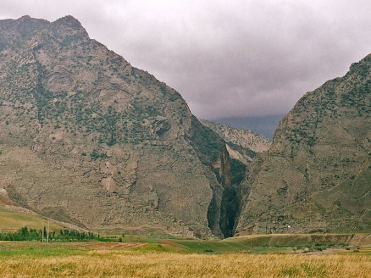 ‘Kabir Kuh’ is considered the most important mountain of Ilam, with its slopes covered in forest and its breathtaking views. One sight is the ‘Bahram Choobineh’ pass, an opening in the heart of the mountain.