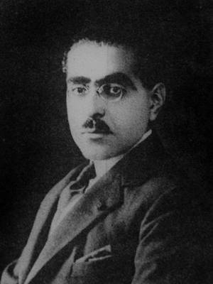 فیروز فیروز (۱۳۱۶-۱۲۶۴ش)<br />
<br />
فیروز فیروز ملقب به نصرت الدوله، دیگر بنیان گذار انجمن آثار ملی و از چهره‌های سیاسی اواخر دوره قاجار است. او به طرفداری از سیاست انگلستان مشهور بود و گفته می شود که همزمان با کودتای رضاخان در سال ۱۲۹۹ قصد کودتا داشت. فیروز رقیب و مخالف جدی رضا شاه بود و در سال ۱۳۰۸ به اتهام توطئه برای براندازی دولت پهلوی به زندان افتاد. سرانجام در سال ۱۳۱۶ به طرز مشکوکی در زندان سمنان درگذشت.<br />
