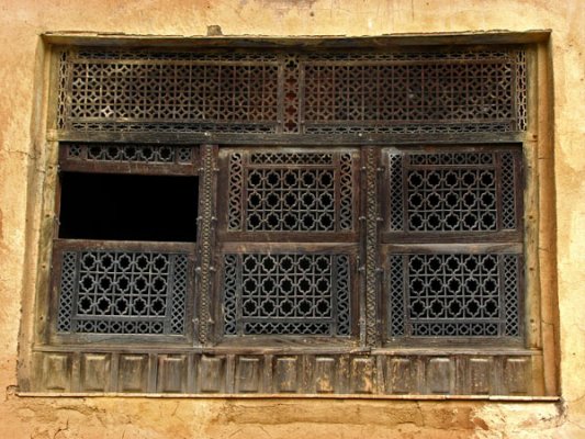 این پنجره یکى از زیباترین پنجره هاى گره چینى شده ماسوله است. پنجره اى از روزگار قاجار. حالا بیائيد پنجره آن ویلاى تازه ساز را ببینيد.