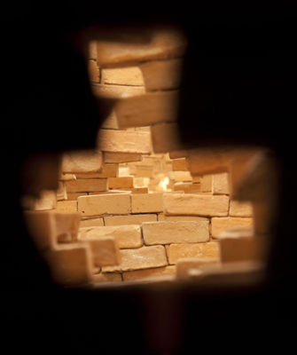 Noor Ali Chaghani<br />
Life Line, 2010<br />
Terracotta bricks, nylon wires<br />
213.4 x 914 x 45.7cm<br />
Courtesy of the artist<br />
And green cardamom<br />
