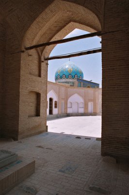 مسجد و آرامگاه رکن الملک در تخت فولاد، قاجاریه، اوایل سده ۲۰ میلادی<br />
در تخت فولاد علاوه بر گورستان عمومی، دهها آرامگاه از دوران صفوی تا دوره معاصر وجود دارد که برخی شان به سبب برگزاری مراسم مذهبی و معنوی تکیه خوانده می شوند. 