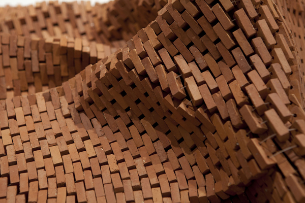 Noor Ali Chaghani<br />
Life Line, 2010<br />
Terracotta bricks, nylon wires<br />
213.4 x 914 x 45.7cm<br />
Courtesy of the artist<br />
And green cardamom<br />
