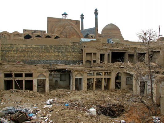 یک خانه تاریخی قاجاری در همسایگی مسجد جامع اصفهان که از سوی اهالی محل به عنوان زباله دانی مورد استفاده قرار می گیرد.<br />
<br />
