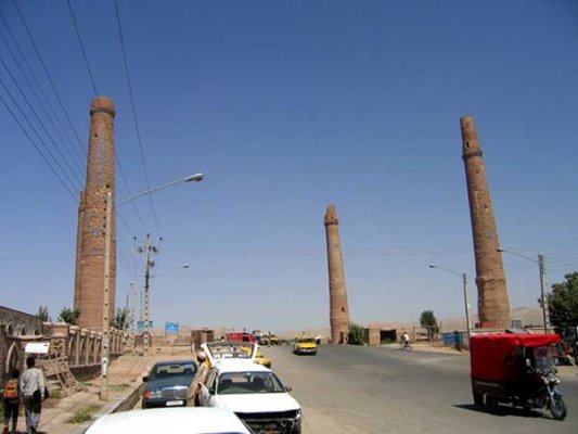 هرات نخستین شهر اسلامی است که در روزگار تیموریان دارای «خیابان» شد تا خدا خود نگهبان پایتخت آن روز سرزمین‌های شرقی جهان اسلام باشد و نیازی به کوچه‌های هزارتو و پیچ‌درپیچ نیفتد که مردمان از بام خانه‌ها دشمن را برانند.