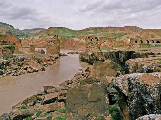 The ‘Seimareh’ is one of the fiercest rivers in Iran. The large boulders and rocks thrown onto each other by the riverbank testify to its power and turbulence. It is thus no surprise to see the bridge of ‘Gavmishan’ broken in half and its arches crumbling.