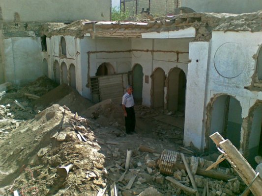 به گفته آقای علیرضا عالم زاده، خانواده او این خانه را به شرکت مسکن سازان اصفهان فروختند تا از سوی این شرکت مرمت و احیا شود. اما پس از دو سال و نیم خبر تخریب آن را دریافت کردند.<br />
