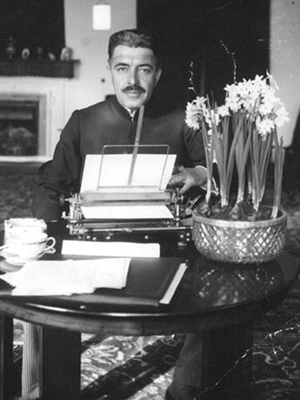 عبدالحسین تیمورتاش (۱۳۱۲-۱۲۶۰ش)<br />
<br />
تیمورتاش که او را مبتکر تأسیس انجمن آثار ملی می‌دانند، از کارگزاران برجسته دولت پهلوی اول و وزیر دربار رضاشاه بود. او تا سال ۱۳۱۰ دومین مقام کشور پس از شاه به شمار می‌آمد و حتی نخست وزیران نیز با نظر وی انتخاب می‌شدند اما در سال ۱۳۱۱ مورد سوء ظن رضا شاه قرار گرفت و به زندان افتاد. <br />
<br />
تیمورتاش در سال ۱۳۱۲ به طرز مشکوکی در زندان درگذشت.