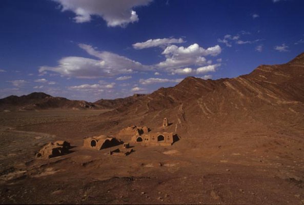 این‌جا دخمۀ زرتشتیان در نزدیکی روستای چم است. دخمه‌ها بر بالای کوه قرار داشتند و هنگامی که نزدیکان متوفا جسد را در دخمه می‌گذاشتند، یکی دو شب در اطراف آن اتراق می‌کردند تا مطمئن شوند روح از بدن پرواز کرده‌است. این سراها که در عکس دیده می‌شود، اقامتگاه‌هایی است که اطرافیان متوفا شب‌ها در آن بیتوته می‌کردند. 